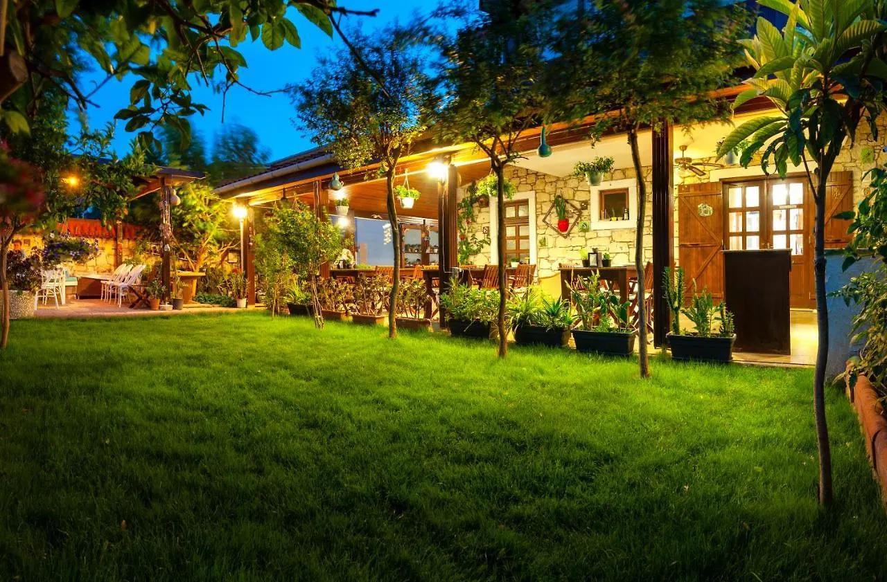 Flores Hotel Alaçatı 3*,